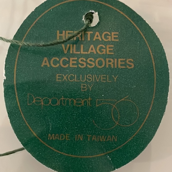 Dept 56 Heritage Village Santa & Mrs. Claus - Picture 9 of 12